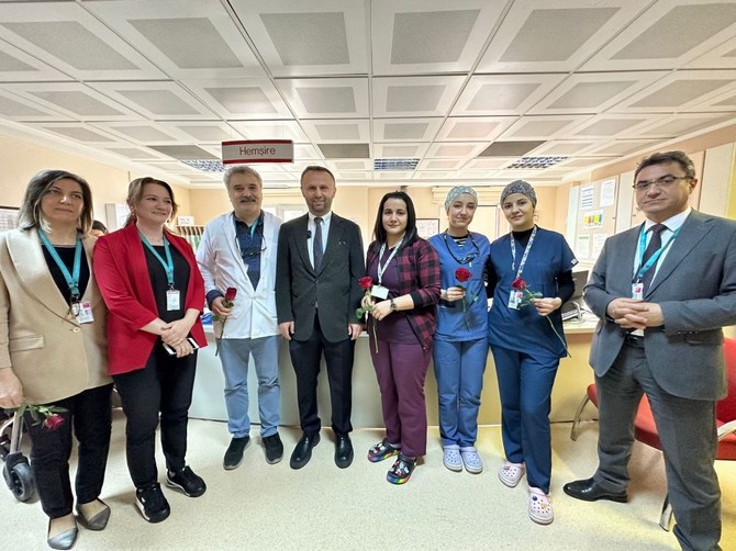 rteu-rektoru-prof-dr-yusuf-yilmaz-12-mayis-hemsireler-gunu-dolayisiyla-recep-tayyip-erdogan-universitesi-rteu-egitim-ve-arastirma-hastanesinde-gorev-yapan-hemsirelerimizi-ziyaret-etti-11.jpg