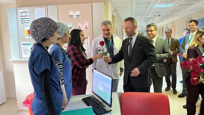 rteu-rektoru-prof-dr-yusuf-yilmaz-12-mayis-hemsireler-gunu-dolayisiyla-recep-tayyip-erdogan-universitesi-rteu-egitim-ve-arastirma-hastanesinde-gorev-yapan-hemsirelerimizi-ziyaret-etti-12.jpg