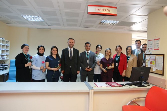 rteu-rektoru-prof-dr-yusuf-yilmaz-12-mayis-hemsireler-gunu-dolayisiyla-recep-tayyip-erdogan-universitesi-rteu-egitim-ve-arastirma-hastanesinde-gorev-yapan-hemsirelerimizi-ziyaret-etti-13.jpg