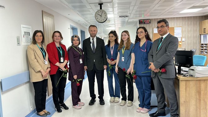 rteu-rektoru-prof-dr-yusuf-yilmaz-12-mayis-hemsireler-gunu-dolayisiyla-recep-tayyip-erdogan-universitesi-rteu-egitim-ve-arastirma-hastanesinde-gorev-yapan-hemsirelerimizi-ziyaret-etti-14.jpg