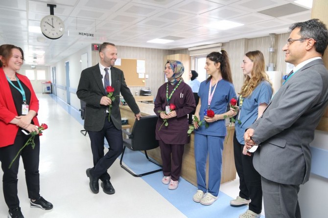 rteu-rektoru-prof-dr-yusuf-yilmaz-12-mayis-hemsireler-gunu-dolayisiyla-recep-tayyip-erdogan-universitesi-rteu-egitim-ve-arastirma-hastanesinde-gorev-yapan-hemsirelerimizi-ziyaret-etti-15.jpg