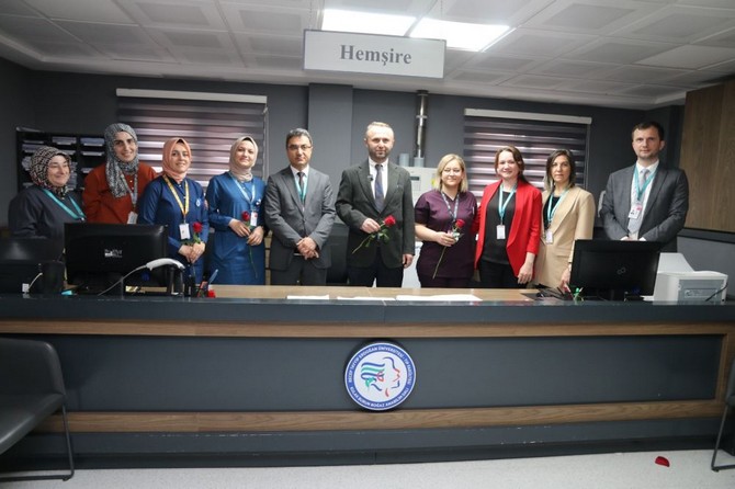 rteu-rektoru-prof-dr-yusuf-yilmaz-12-mayis-hemsireler-gunu-dolayisiyla-recep-tayyip-erdogan-universitesi-rteu-egitim-ve-arastirma-hastanesinde-gorev-yapan-hemsirelerimizi-ziyaret-etti-16.jpg