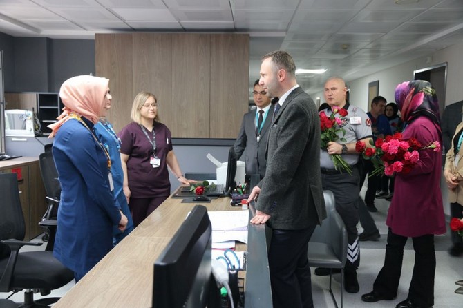 rteu-rektoru-prof-dr-yusuf-yilmaz-12-mayis-hemsireler-gunu-dolayisiyla-recep-tayyip-erdogan-universitesi-rteu-egitim-ve-arastirma-hastanesinde-gorev-yapan-hemsirelerimizi-ziyaret-etti-17.jpg