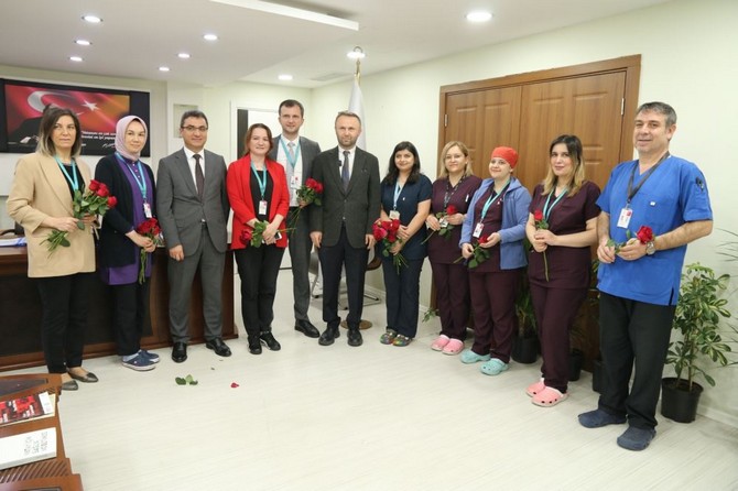 rteu-rektoru-prof-dr-yusuf-yilmaz-12-mayis-hemsireler-gunu-dolayisiyla-recep-tayyip-erdogan-universitesi-rteu-egitim-ve-arastirma-hastanesinde-gorev-yapan-hemsirelerimizi-ziyaret-etti-18.jpg