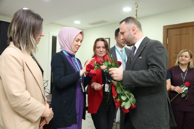 rteu-rektoru-prof-dr-yusuf-yilmaz-12-mayis-hemsireler-gunu-dolayisiyla-recep-tayyip-erdogan-universitesi-rteu-egitim-ve-arastirma-hastanesinde-gorev-yapan-hemsirelerimizi-ziyaret-etti-19.jpg