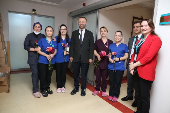 rteu-rektoru-prof-dr-yusuf-yilmaz-12-mayis-hemsireler-gunu-dolayisiyla-recep-tayyip-erdogan-universitesi-rteu-egitim-ve-arastirma-hastanesinde-gorev-yapan-hemsirelerimizi-ziyaret-etti-2.jpg