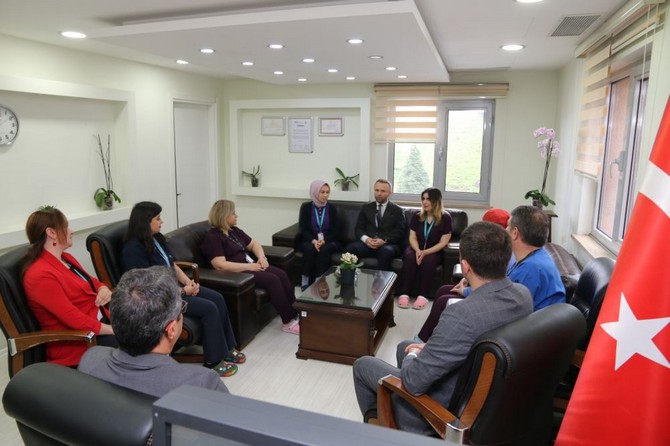 rteu-rektoru-prof-dr-yusuf-yilmaz-12-mayis-hemsireler-gunu-dolayisiyla-recep-tayyip-erdogan-universitesi-rteu-egitim-ve-arastirma-hastanesinde-gorev-yapan-hemsirelerimizi-ziyaret-etti-20.jpg