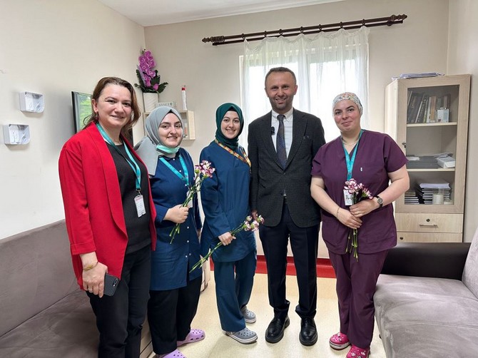 rteu-rektoru-prof-dr-yusuf-yilmaz-12-mayis-hemsireler-gunu-dolayisiyla-recep-tayyip-erdogan-universitesi-rteu-egitim-ve-arastirma-hastanesinde-gorev-yapan-hemsirelerimizi-ziyaret-etti-3.jpg