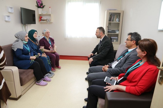 rteu-rektoru-prof-dr-yusuf-yilmaz-12-mayis-hemsireler-gunu-dolayisiyla-recep-tayyip-erdogan-universitesi-rteu-egitim-ve-arastirma-hastanesinde-gorev-yapan-hemsirelerimizi-ziyaret-etti-4.jpg