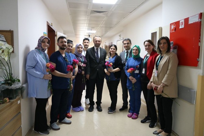 rteu-rektoru-prof-dr-yusuf-yilmaz-12-mayis-hemsireler-gunu-dolayisiyla-recep-tayyip-erdogan-universitesi-rteu-egitim-ve-arastirma-hastanesinde-gorev-yapan-hemsirelerimizi-ziyaret-etti-5.jpg