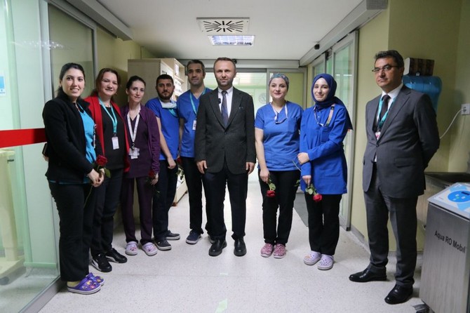 rteu-rektoru-prof-dr-yusuf-yilmaz-12-mayis-hemsireler-gunu-dolayisiyla-recep-tayyip-erdogan-universitesi-rteu-egitim-ve-arastirma-hastanesinde-gorev-yapan-hemsirelerimizi-ziyaret-etti-9.jpg
