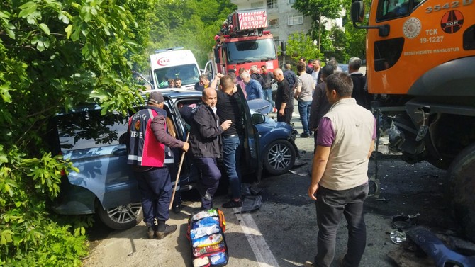 artvinde-otomobil-ile-kamyonun-carpistigi-kazada-4-kisi-yaralandi-2.jpg