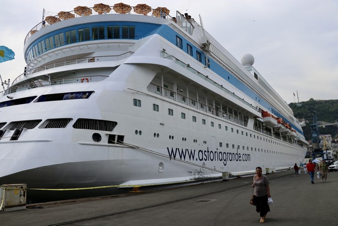 astoria-grande-kruvaziyeri-555-yolcusuyla-trabzon-limanina-geldi-1.jpg