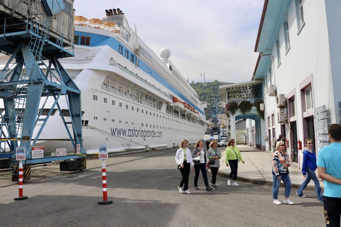 astoria-grande-kruvaziyeri-555-yolcusuyla-trabzon-limanina-geldi-4.jpg