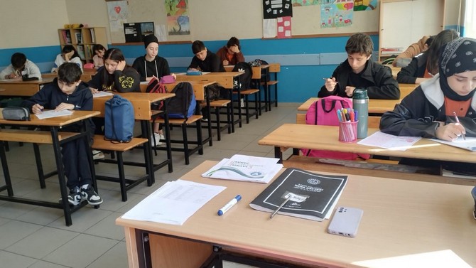 rizede-8-siniflar-surec-degerlendirme-sinavinin-3-su-yapildi-12.jpg
