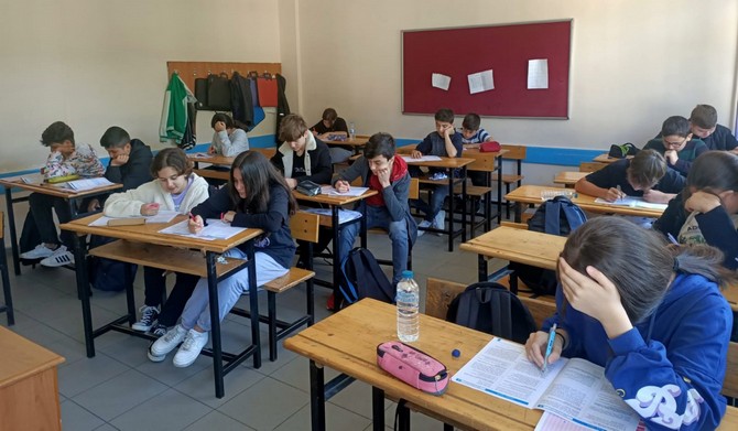 rizede-8-siniflar-surec-degerlendirme-sinavinin-3-su-yapildi-3.jpg