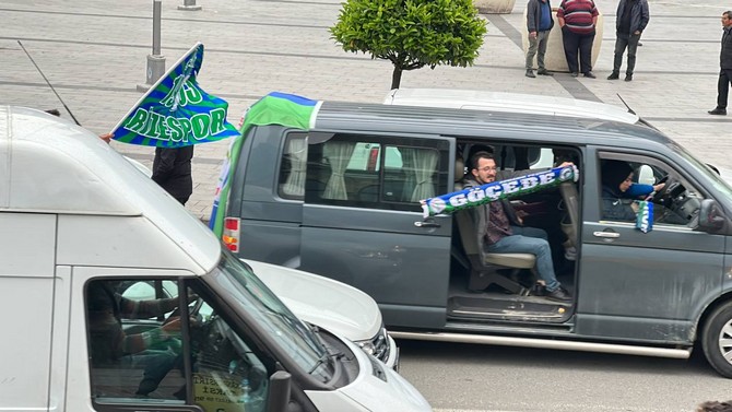 caykur-rizespor-taraftarlari-yeniden-super-lige-yukselmeyi-kutladi-3.jpg