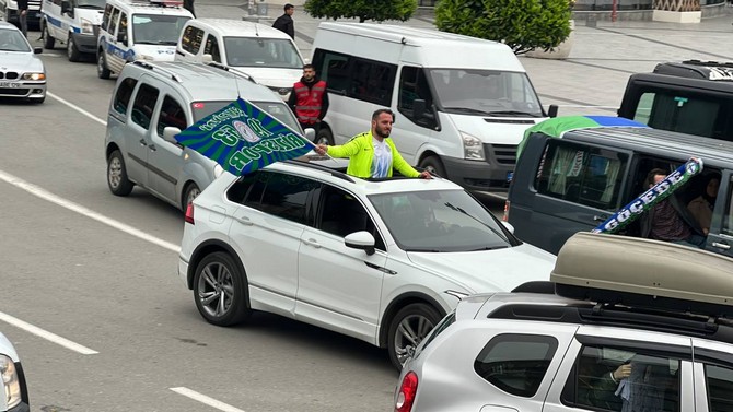 caykur-rizespor-taraftarlari-yeniden-super-lige-yukselmeyi-kutladi-4.jpg