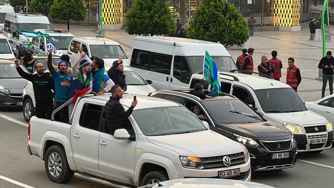 caykur-rizespor-taraftarlari-yeniden-super-lige-yukselmeyi-kutladi-8.jpg