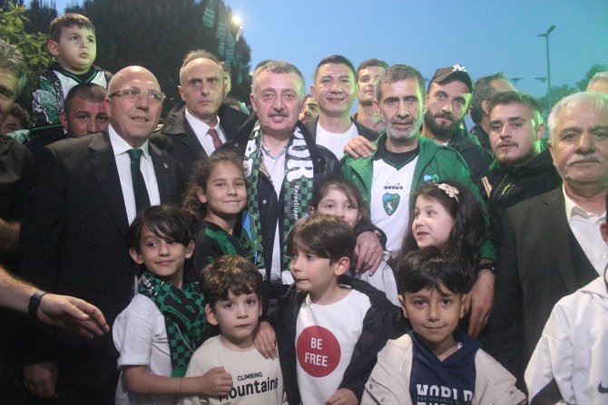 kocaelispor-sampiyonlugu-coskuyla-kutladi-5.jpg