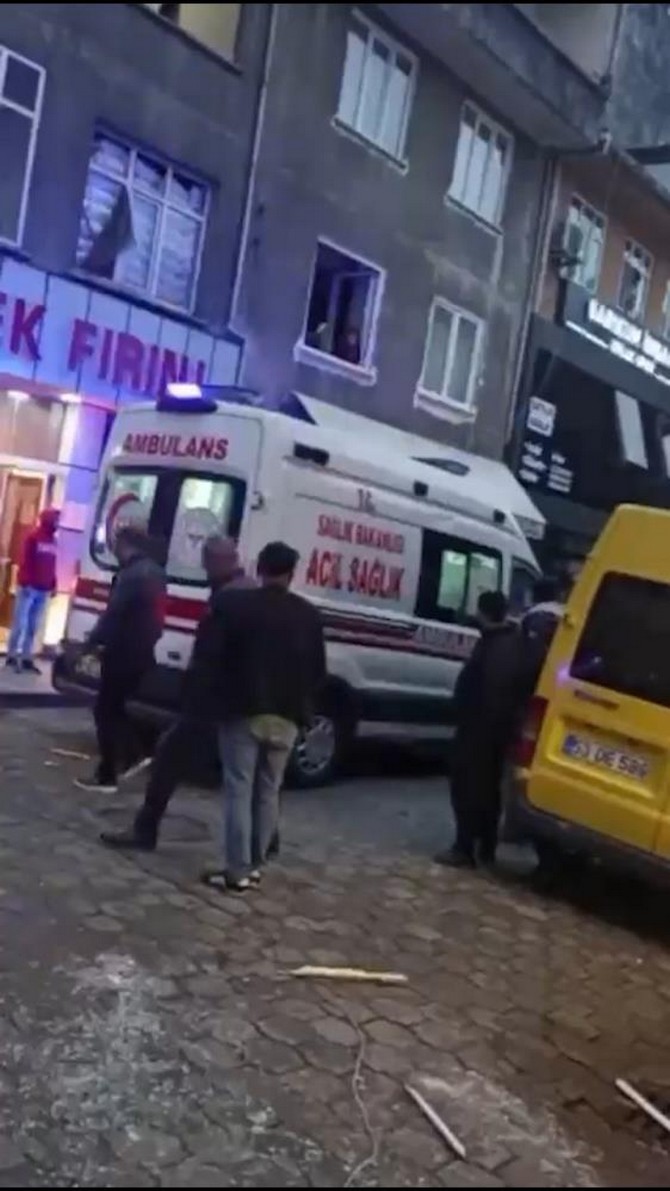 rizenin-cayeli-ilcesinde-bir-binanin-ikinci-katinda-tup-patlamasi-sonucu-2-kisi-yaralanarak-hastaneye-kaldirildi-2.jpg
