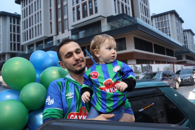 rizesporlu-taraftarlar-super-lig-coskusu-yasiyor-10.jpg