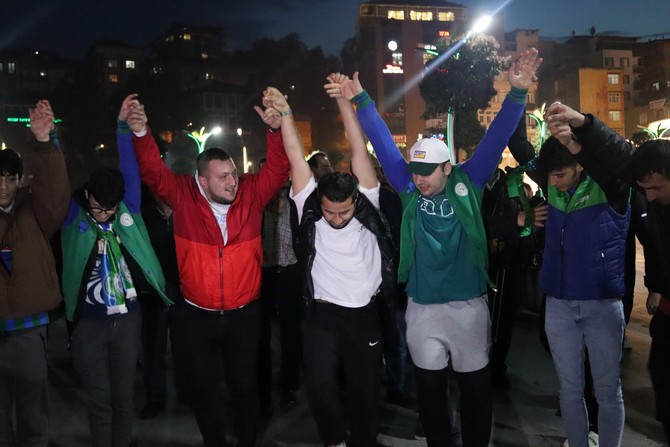 rizesporlu-taraftarlar-super-lig-coskusu-yasiyor-13.jpg