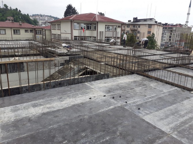 rize-il-milli-egitim-muduru-engin-emen-pazarda-yapimi-devam-eden-pazar-kirazlik-ilkokulu-insaatinda-incelemelerde-bulundu-2.jpg