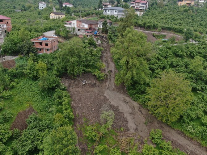 trabzonun-ortahisar-ilcesinde-yaklasik-bir-ay-once-meydana-gelen-heyelan-sonucu-evleri-risk-altina-giren-hekimoglu-ailesi-gece-gunduz-heyalan-nobeti-tutmaya-basladi-3.jpg