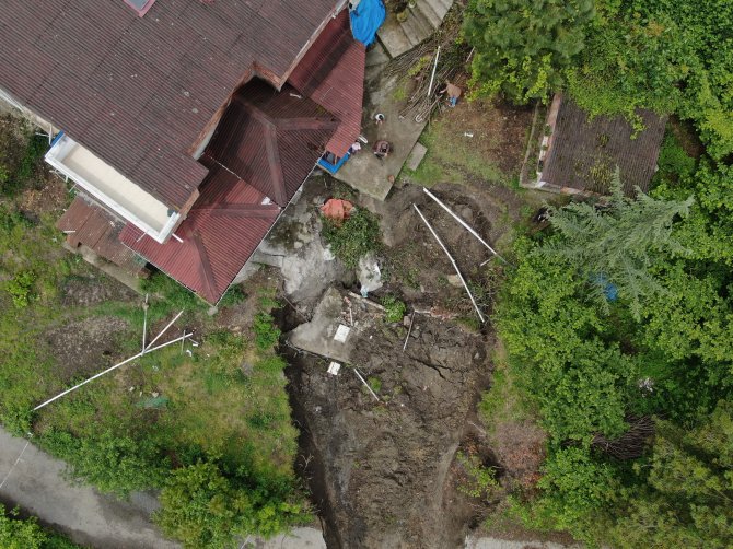 trabzonun-ortahisar-ilcesinde-yaklasik-bir-ay-once-meydana-gelen-heyelan-sonucu-evleri-risk-altina-giren-hekimoglu-ailesi-gece-gunduz-heyalan-nobeti-tutmaya-basladi-4.jpg