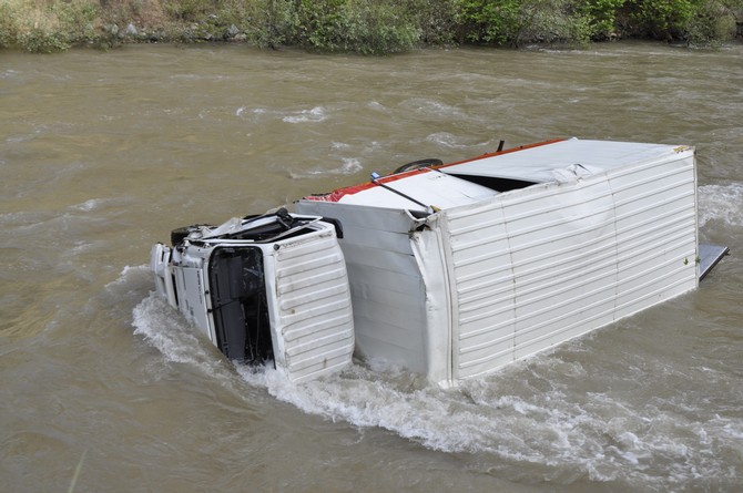 artvinin-savsat-ilcesinde-kamyonuyla-dustugu-derede-akintiya-kapilarak-kaybolan-surucu-araniyor-3.jpg
