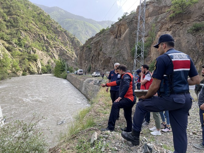 artvinin-savsat-ilcesinde-kamyonuyla-dustugu-derede-akintiya-kapilarak-kaybolan-surucu-araniyor-4.jpg