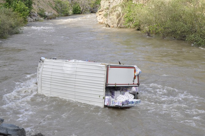 artvinin-savsat-ilcesinde-kamyonuyla-dustugu-derede-akintiya-kapilarak-kaybolan-surucu-araniyor-5.jpg