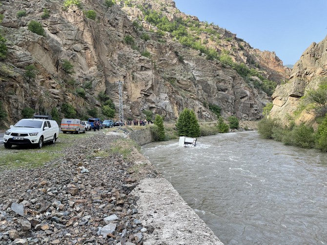 artvinin-savsat-ilcesinde-kamyonuyla-dustugu-derede-akintiya-kapilarak-kaybolan-surucu-araniyor-6.jpg