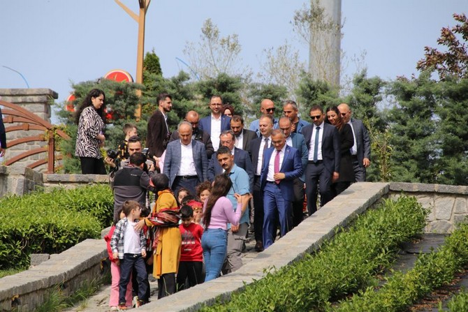 rize-valisi-kemal-ceber-belediye-baskani-rahmi-metin-caykur-genel-muduru-yusuf-ziya-alim-ve-il-muftusu-naci-cakmakci-kres-ogrencileriyle-beraber-bir-sure-cay-topladi-9.jpg