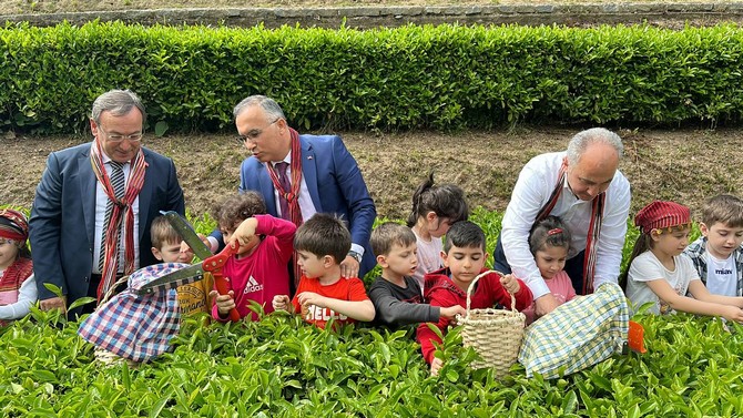 rize-valisi-kemal-ceber-belediye-baskani-rahmi-metin-ve-caykur-genel-muduru-yusuf-ziya-alim-ile-il-muftusu-naci-cakmakci-rize-ziraat-cay-bahcesinde-duzenlenen-sezon-acilis-programinda-minik-ogrencilerle-1-11.jpg