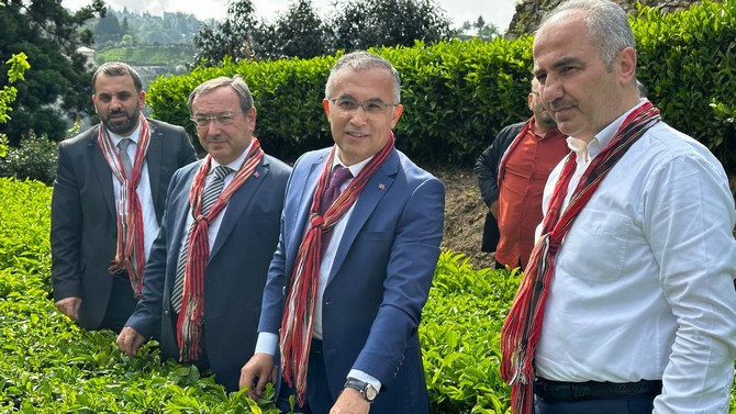 rize-valisi-kemal-ceber-belediye-baskani-rahmi-metin-ve-caykur-genel-muduru-yusuf-ziya-alim-ile-il-muftusu-naci-cakmakci-rize-ziraat-cay-bahcesinde-duzenlenen-sezon-acilis-programinda-minik-ogrencilerle-1-3.jpg