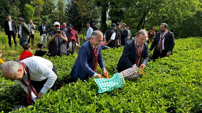 rize-valisi-kemal-ceber-belediye-baskani-rahmi-metin-ve-caykur-genel-muduru-yusuf-ziya-alim-ile-il-muftusu-naci-cakmakci-rize-ziraat-cay-bahcesinde-duzenlenen-sezon-acilis-programinda-minik-ogrencilerle-1-4.jpg