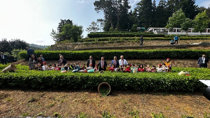 rize-valisi-kemal-ceber-belediye-baskani-rahmi-metin-ve-caykur-genel-muduru-yusuf-ziya-alim-ile-il-muftusu-naci-cakmakci-rize-ziraat-cay-bahcesinde-duzenlenen-sezon-acilis-programinda-minik-ogrencilerle-1-6.jpg