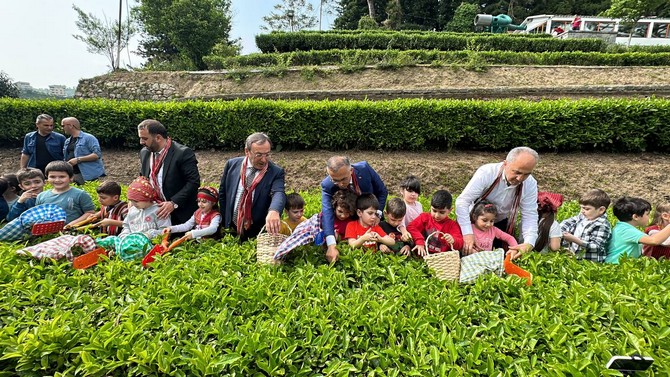 rize-valisi-kemal-ceber-belediye-baskani-rahmi-metin-ve-caykur-genel-muduru-yusuf-ziya-alim-ile-il-muftusu-naci-cakmakci-rize-ziraat-cay-bahcesinde-duzenlenen-sezon-acilis-programinda-minik-ogrencilerle-1-9.jpg