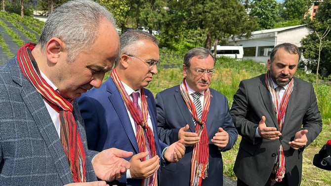 rize-valisi-kemal-ceber-belediye-baskani-rahmi-metin-ve-caykur-genel-muduru-yusuf-ziya-alim-ile-il-muftusu-naci-cakmakci-rize-ziraat-cay-bahcesinde-duzenlenen-sezon-acilis-programinda-minik-ogrencilerle-1.jpg