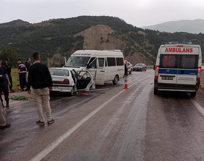 tokatta-ogrencilerin-bulundugu-minibus-ile-otomobil-carpisti-2-kisi-oldu-10-kisi-yaralandi-4.jpg