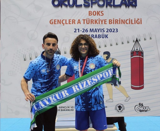 caykur-rizespor-boks-takimi-sporculari-karabukte-duzenlenen-gencler-a-turkiye-boks-sampiyonasinda-1-altin-1-bronz-madalya-kazandi-1.jpg