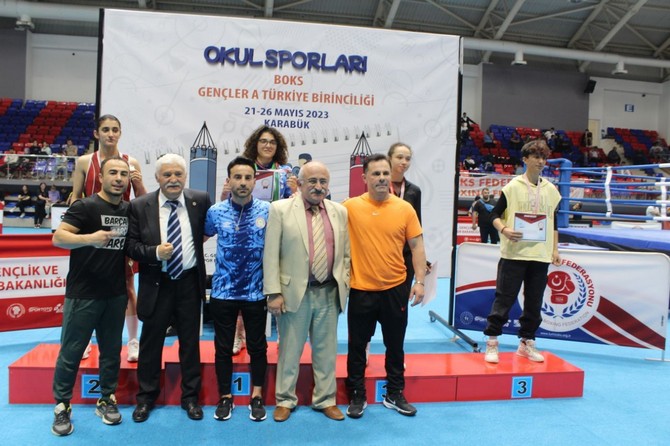 caykur-rizespor-boks-takimi-sporculari-karabukte-duzenlenen-gencler-a-turkiye-boks-sampiyonasinda-1-altin-1-bronz-madalya-kazandi-2.jpg