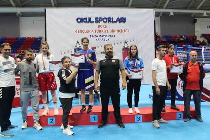caykur-rizespor-boks-takimi-sporculari-karabukte-duzenlenen-gencler-a-turkiye-boks-sampiyonasinda-1-altin-1-bronz-madalya-kazandi-3.jpg