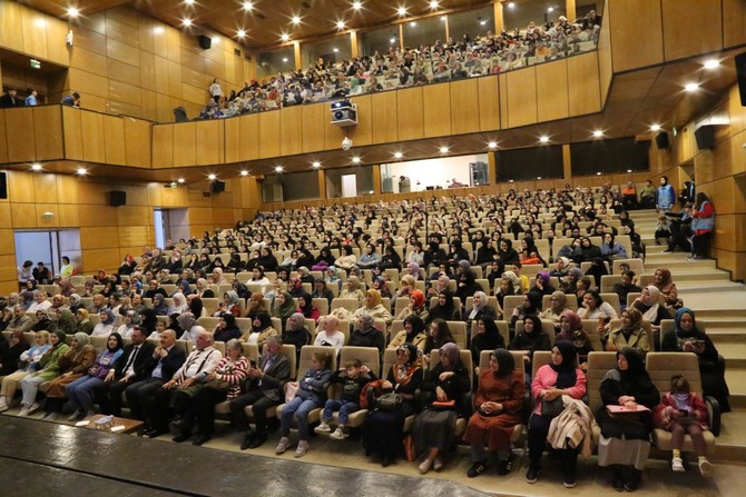 rize-belediyesi-genclik-merkezi-ve-bilgi-evi-ribegem-tarafindan-duzenlenen-yazar-hatice-kubra-tongarin-konferansi-yogun-ilgi-gordu-2.jpg