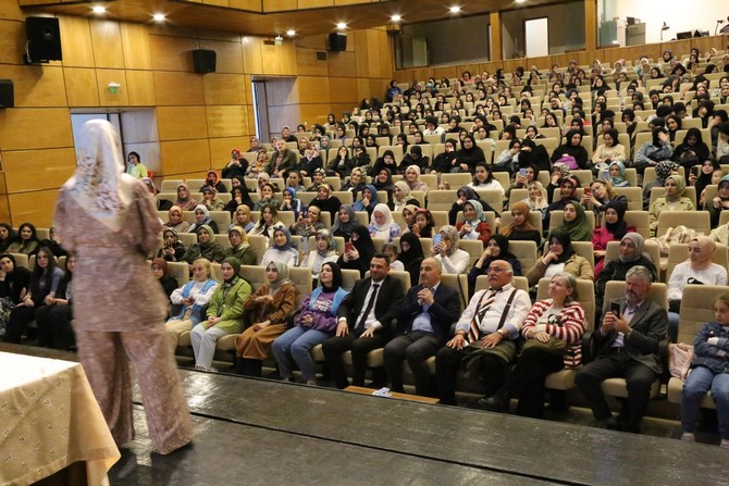 rize-belediyesi-genclik-merkezi-ve-bilgi-evi-ribegem-tarafindan-duzenlenen-yazar-hatice-kubra-tongarin-konferansi-yogun-ilgi-gordu-3.jpg