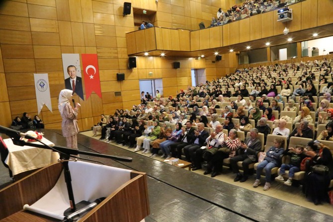 rize-belediyesi-genclik-merkezi-ve-bilgi-evi-ribegem-tarafindan-duzenlenen-yazar-hatice-kubra-tongarin-konferansi-yogun-ilgi-gordu-4.jpg