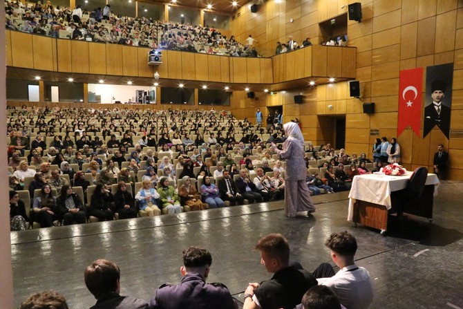rize-belediyesi-genclik-merkezi-ve-bilgi-evi-ribegem-tarafindan-duzenlenen-yazar-hatice-kubra-tongarin-konferansi-yogun-ilgi-gordu-6.jpg