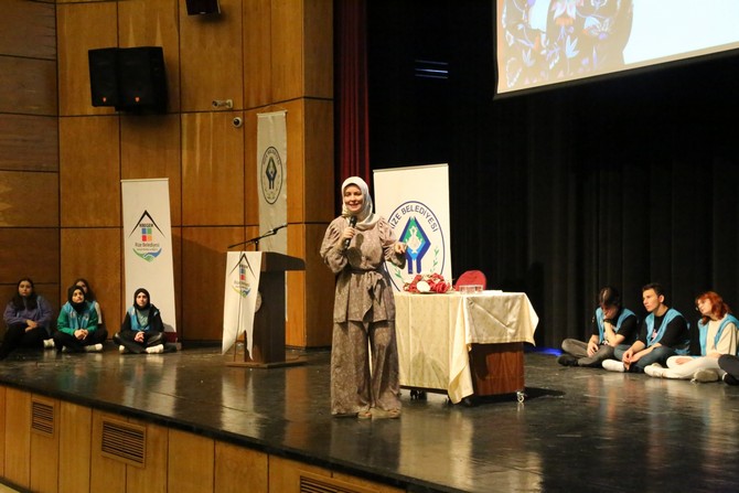 rize-belediyesi-genclik-merkezi-ve-bilgi-evi-ribegem-tarafindan-duzenlenen-yazar-hatice-kubra-tongarin-konferansi-yogun-ilgi-gordu-7.jpg